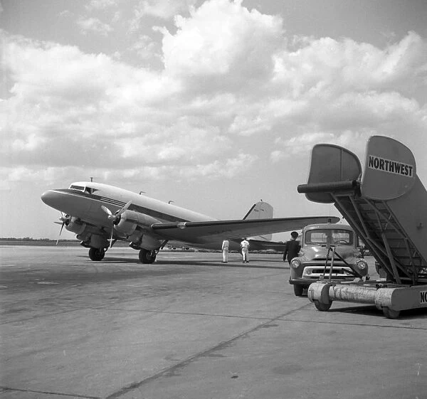 Douglas DC-3 N24V USAF Minn-St Paul