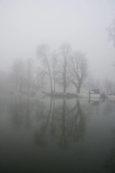Fog over the river Thames at Pangbourne, UK