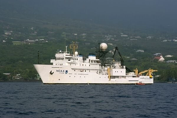 NOa research vessel, Kealakekua Bay, Big Island, Hawaii, Pacific
