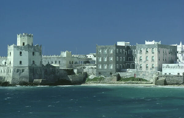 20070937. SOMALIA Mogadishu View towards fort and old waterfront buildings from the sea