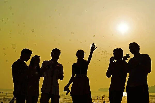 India, Maharashtra, Mumbai, Chowpatty Beach, blowing bubbles