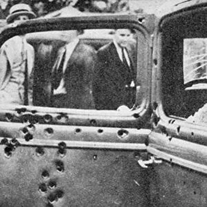 Bonnie and Clydes bullet-riddled car, 1934 (b / w photo)
